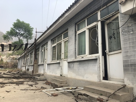 渤海镇铁矿峪村北侧住宿餐饮